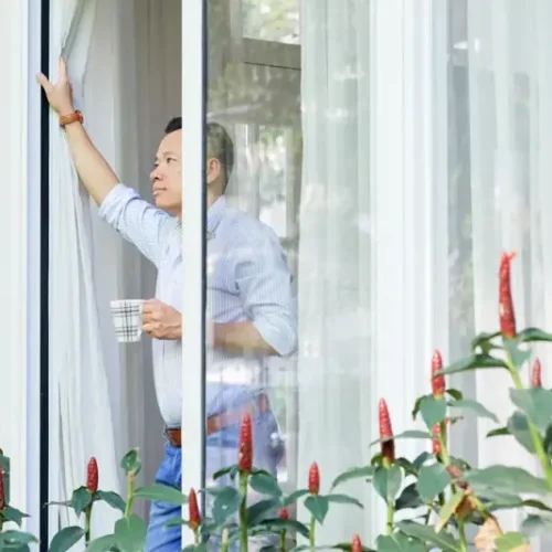 Moskitiera na drzwi balkonowe – jak wybrać idealną?
